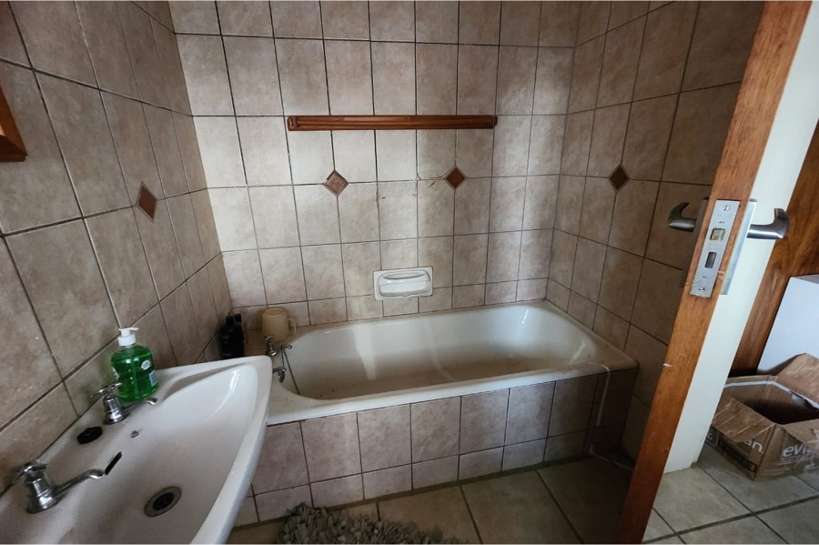 4 Bedroom Property for Sale in Bergzicht Western Cape